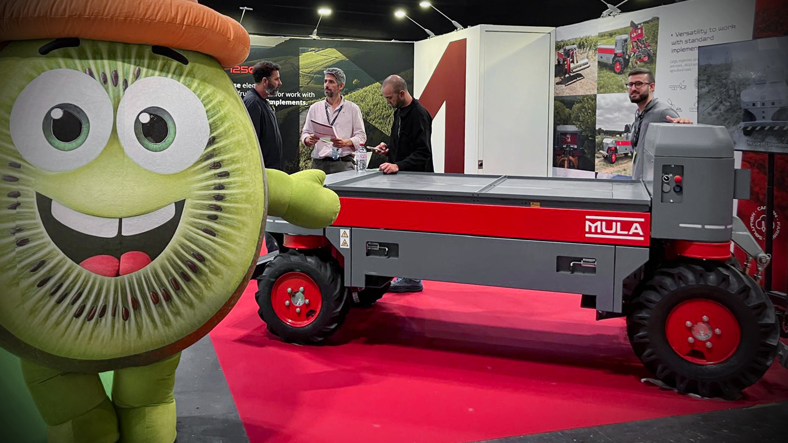 Mascota FruitAttraction en el stand de MULA Autonomous Robots de la feria